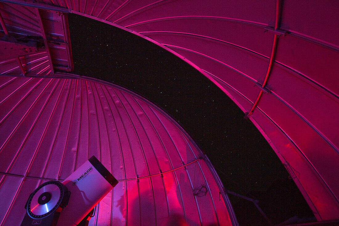 Blick in den Nachthimmel über dem weltbekannten Mamalluca Observatorium, nahe Coquimbo, Coquimbo, Chile, Südamerika