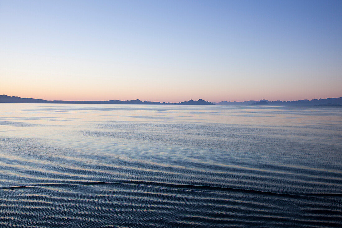 Küste in der Morgendämmerung, Blick von Kreuzfahrtschiff MS Deutschland (Reederei Peter Deilmann), nahe Loreto, Baja California Sur, Mexiko, Mittelamerika