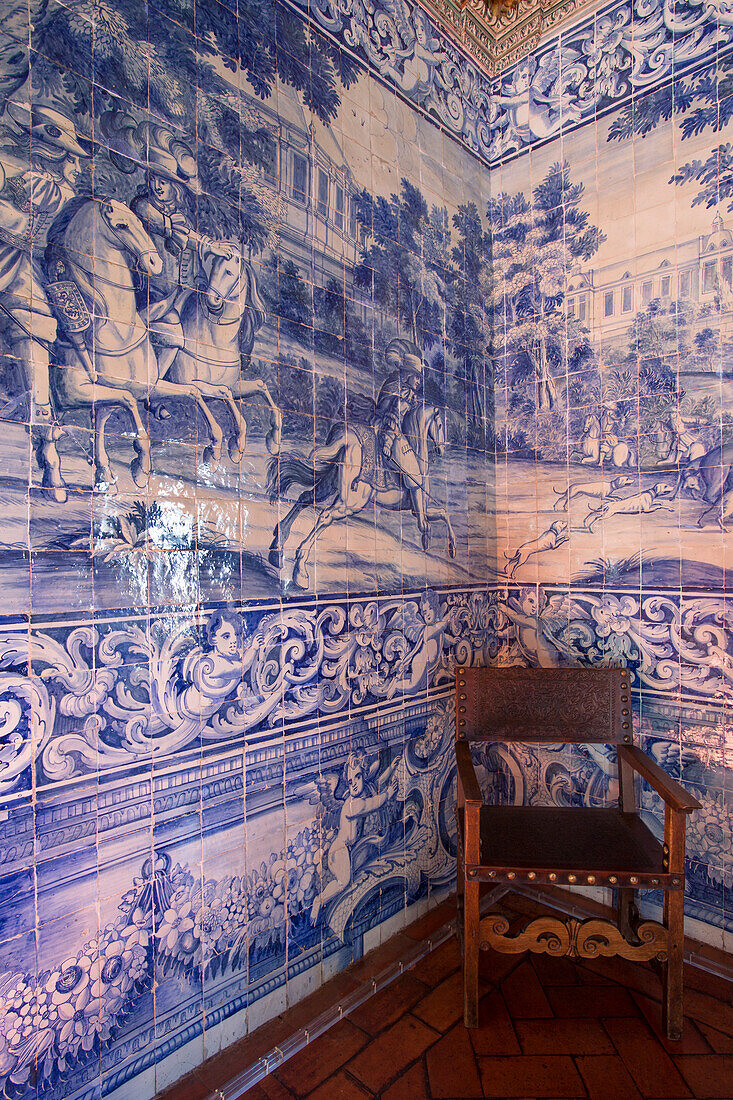 Azulejo Kacheln und Stuhl im Königspalast von Sintra (Nationalschloss), Palacio Nacional da Pena, Sintra, Estremadura, Portugal
