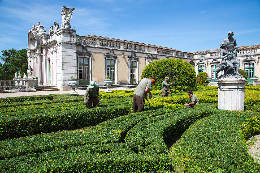 Gärtner pflegen den Garten am Schloss Palacio de Queluz, Lissabon, Portugal
