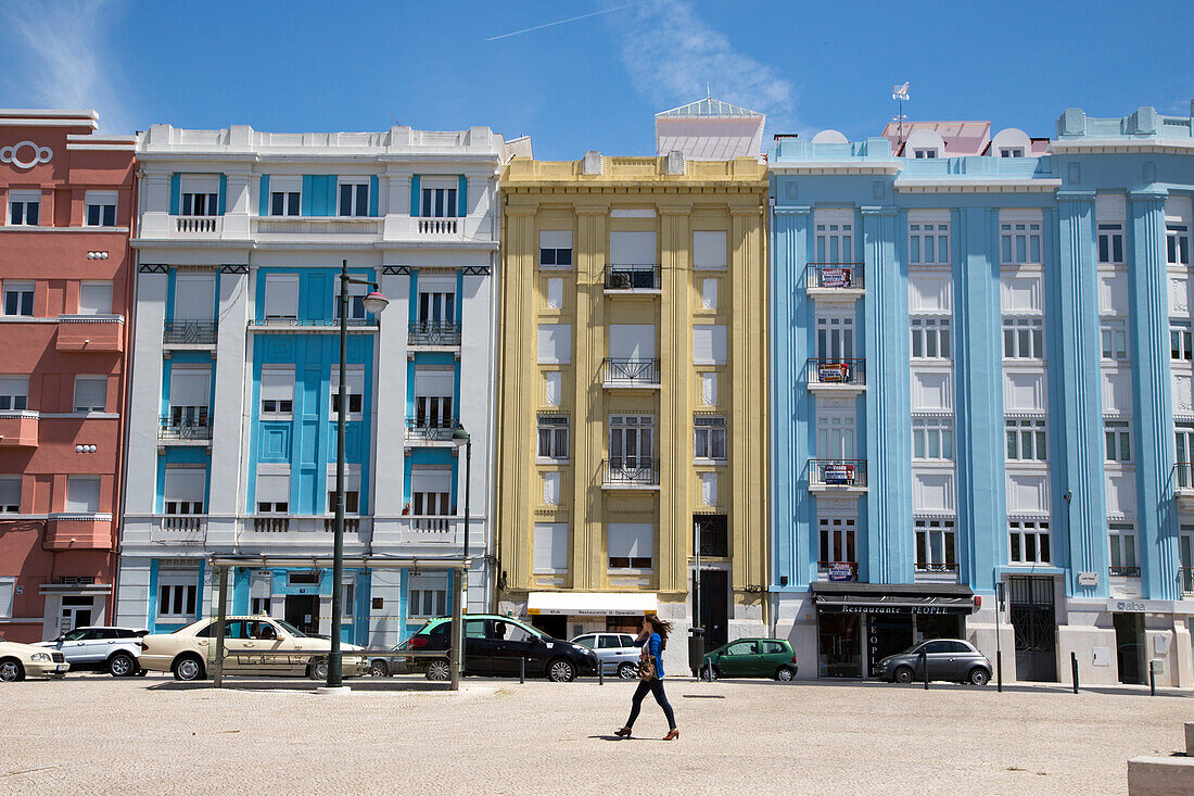 Bunte Häuser gegenüber von der Stierkampfarena Praca de Touros, Lissabon, Portugal