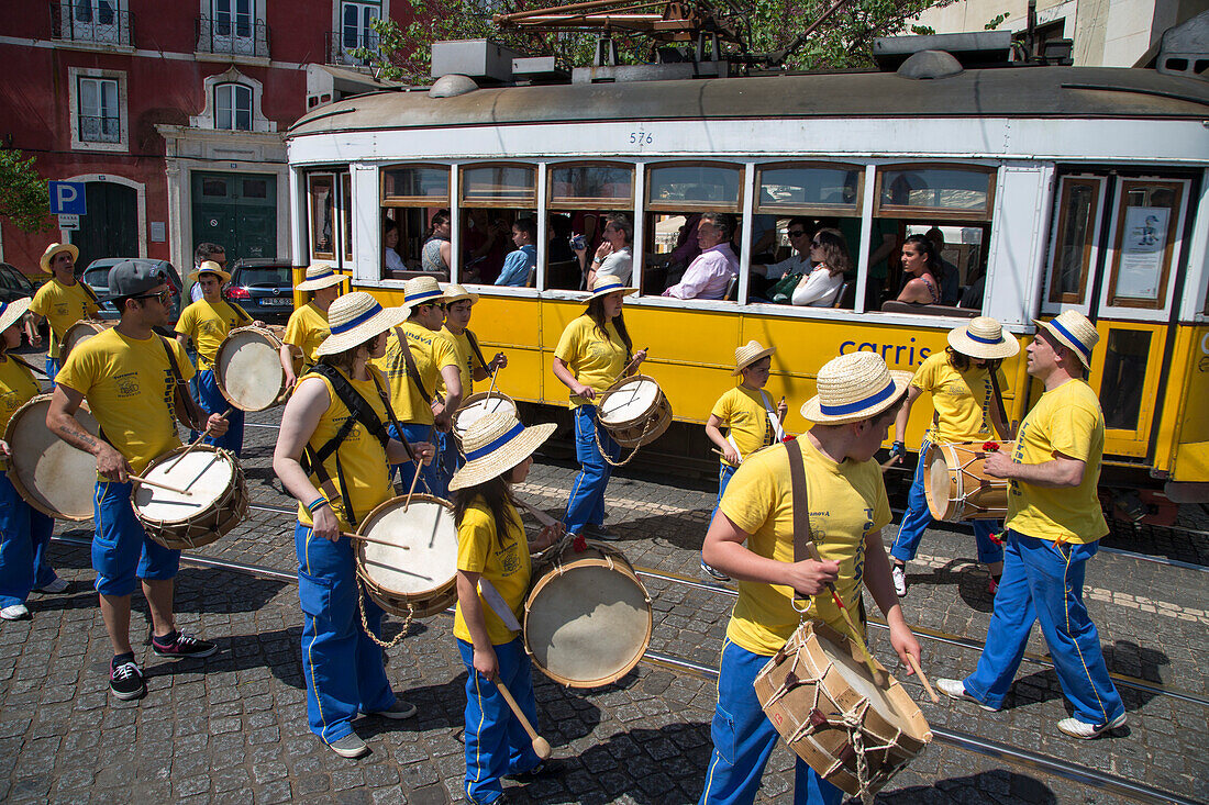 Musiker mit Trommeln feiern den Jahrestag der Nelkenrevolution vom 25. April 1974 in der Alfama, Lissabon, Portugal