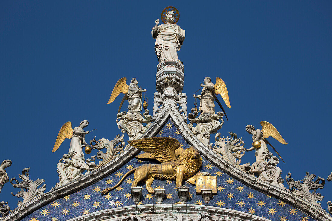 Kunstvoll dekorierte Fassade an der Kirche Basilica di San Marco am Markusplatz, Venedig, Venetien, Italien, Europa