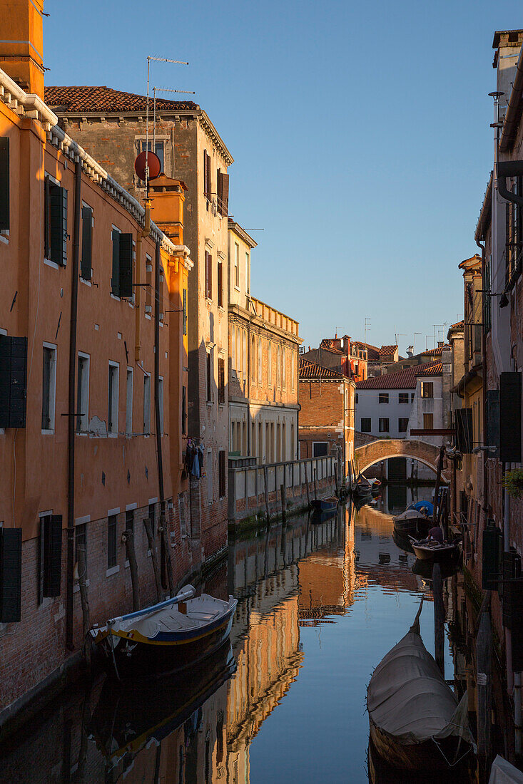 Gebäude spiegeln sich in einem Kanal in Dorsoduro, Venedig, Venetien, Italien, Europa