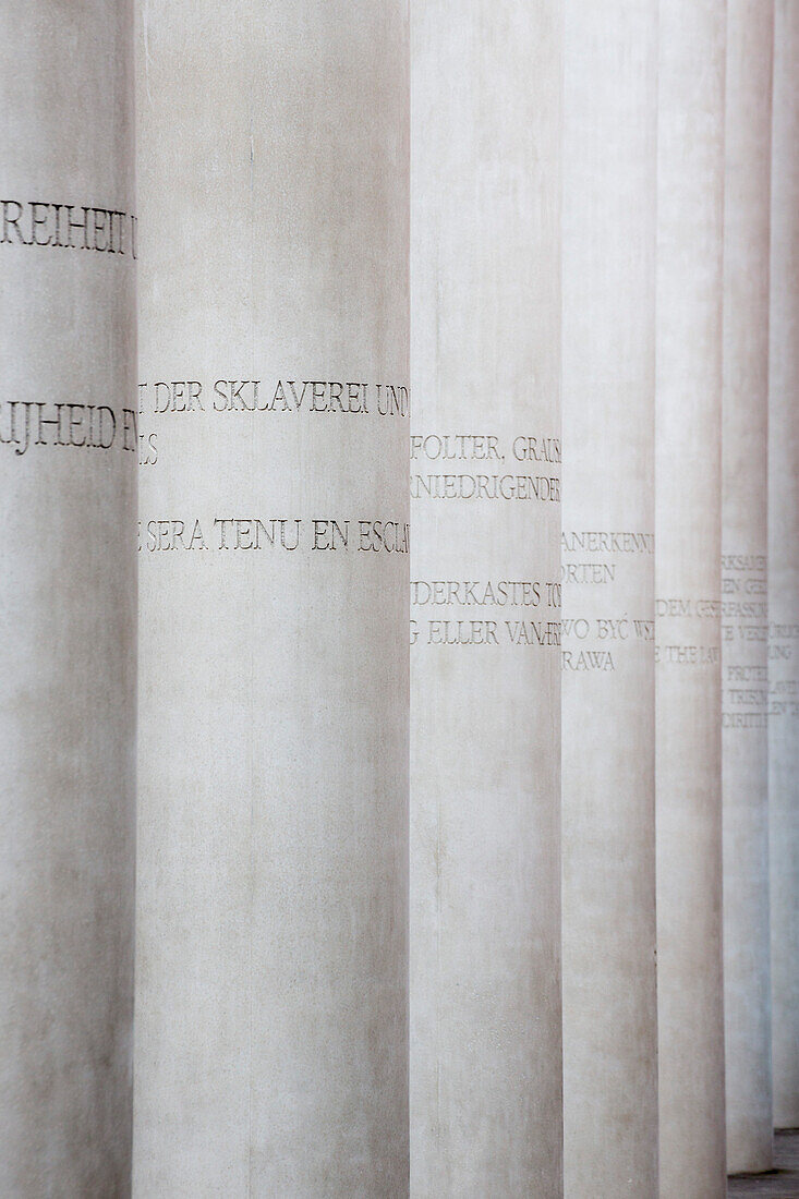 Säulen entlang der Straße der Menschenrechte vor Germanisches Nationalmuseum, Nürnberg, Franken, Bayern, Deutschland