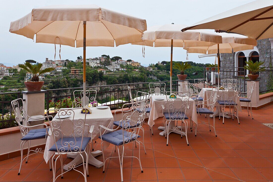 The outdoor patio and pool area of the Hotel La Margherita Villa Giuseppini in Scala, Italy
