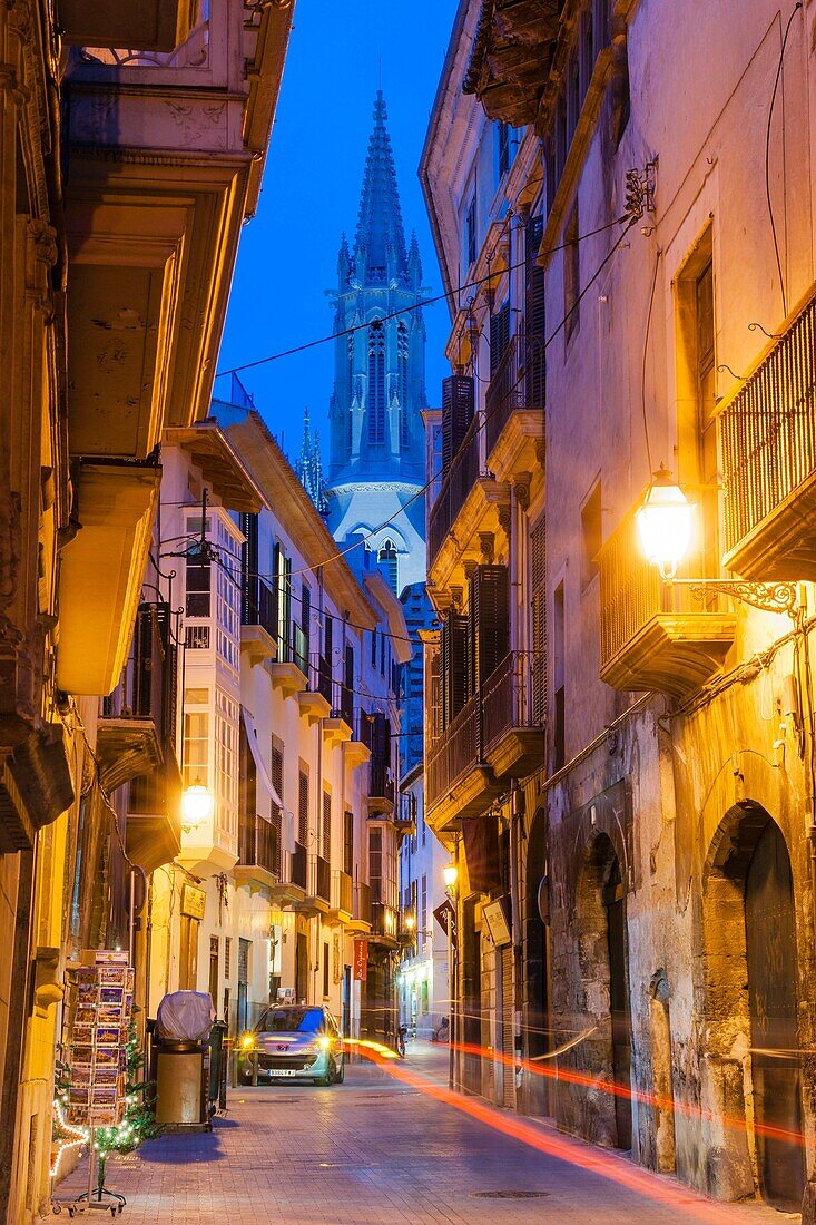 Straße Morey und Glockenturm der gotischen Kirche Santa Eulalia, XIV-XIX, Mallorca, Balearen, Spanien