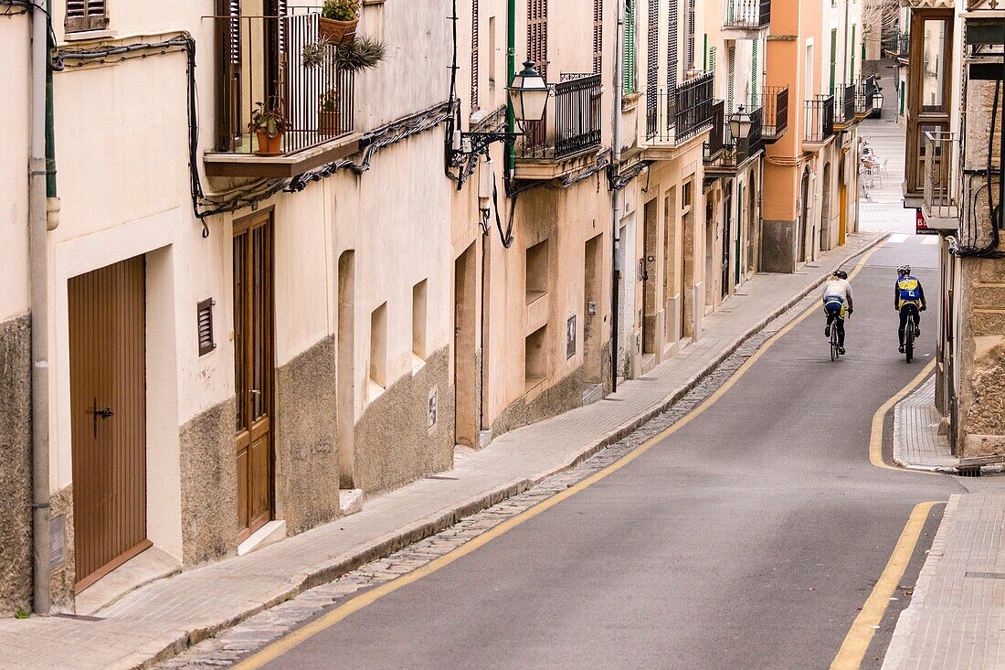 Radfahrer beim Durchqueren des Dorfes Bunyola, mallorca, Balearen, Spanien, Europa