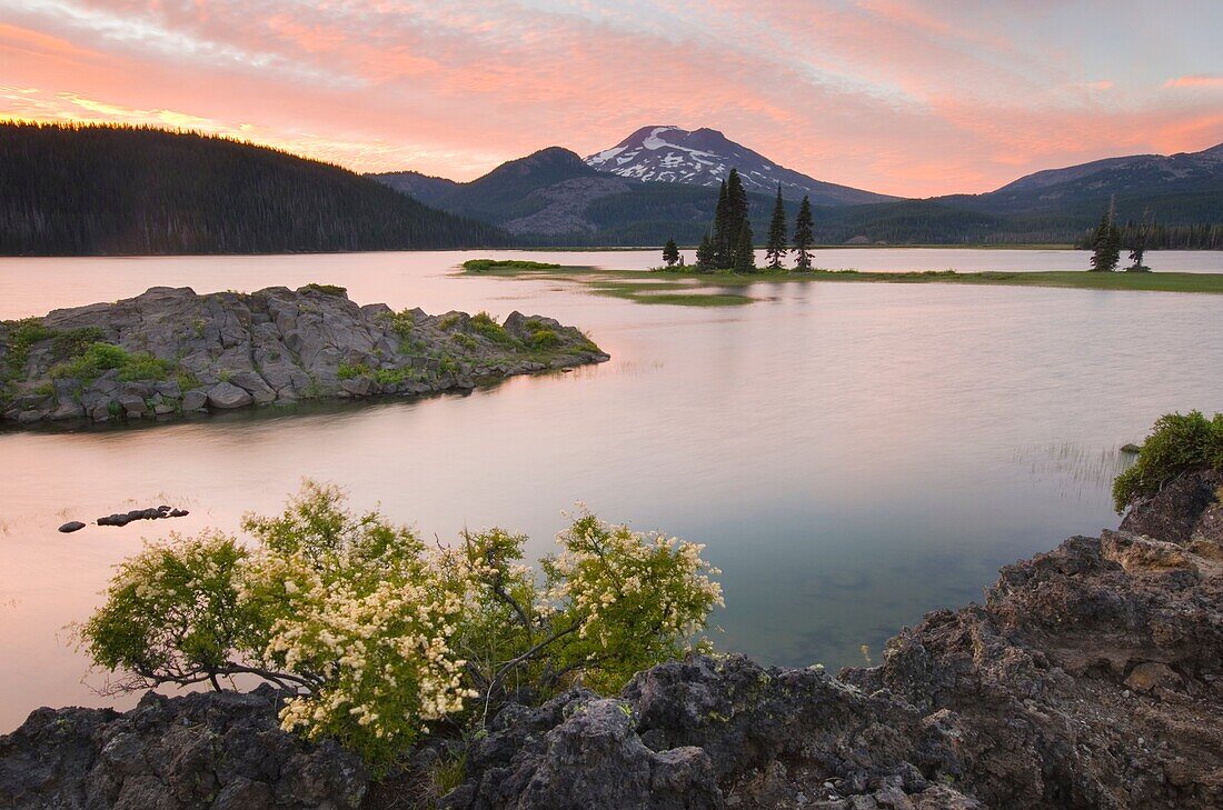 Sparks Lake at sunset, Deshutes National Forest, Oregon Cascades