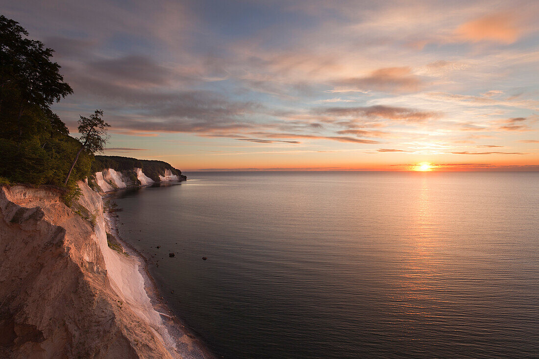 Kreidefelsen bei Sonnenaufgang, Nationalpark Jasmund, Insel Rügen, Ostsee, Mecklenburg-Vorpommern, Deutschland