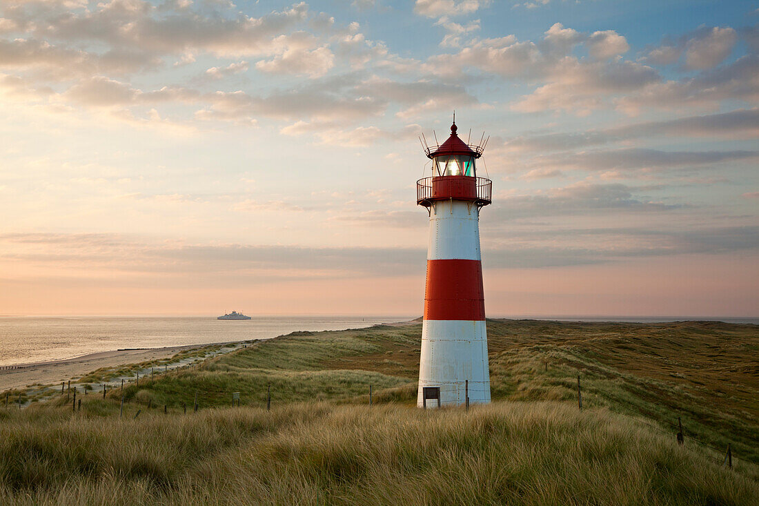 Leuchtturm List Ost, Fähre nach Rømø, Halbinsel Ellenbogen, Insel Sylt, Nordsee, Nordfriesland, Schleswig-Holstein, Deutschland