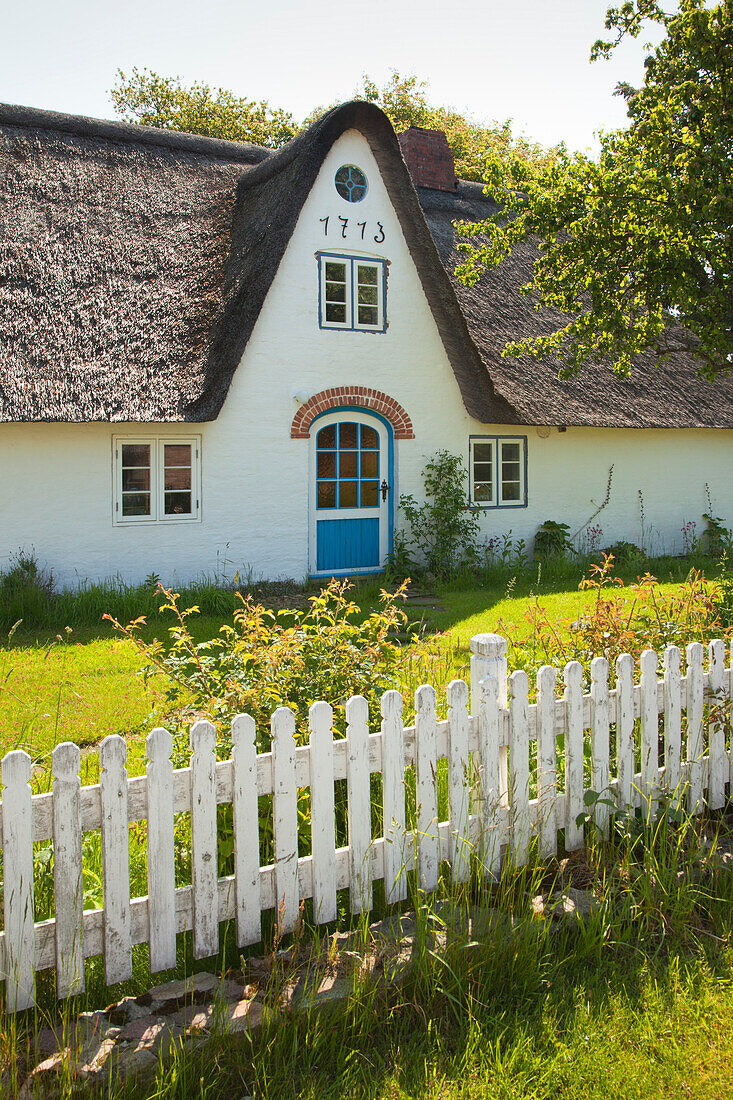 Reetgedecktes Friesenhaus, Nebel, Insel Amrum, Nordsee, Nordfriesland, Schleswig-Holstein, Deutschland