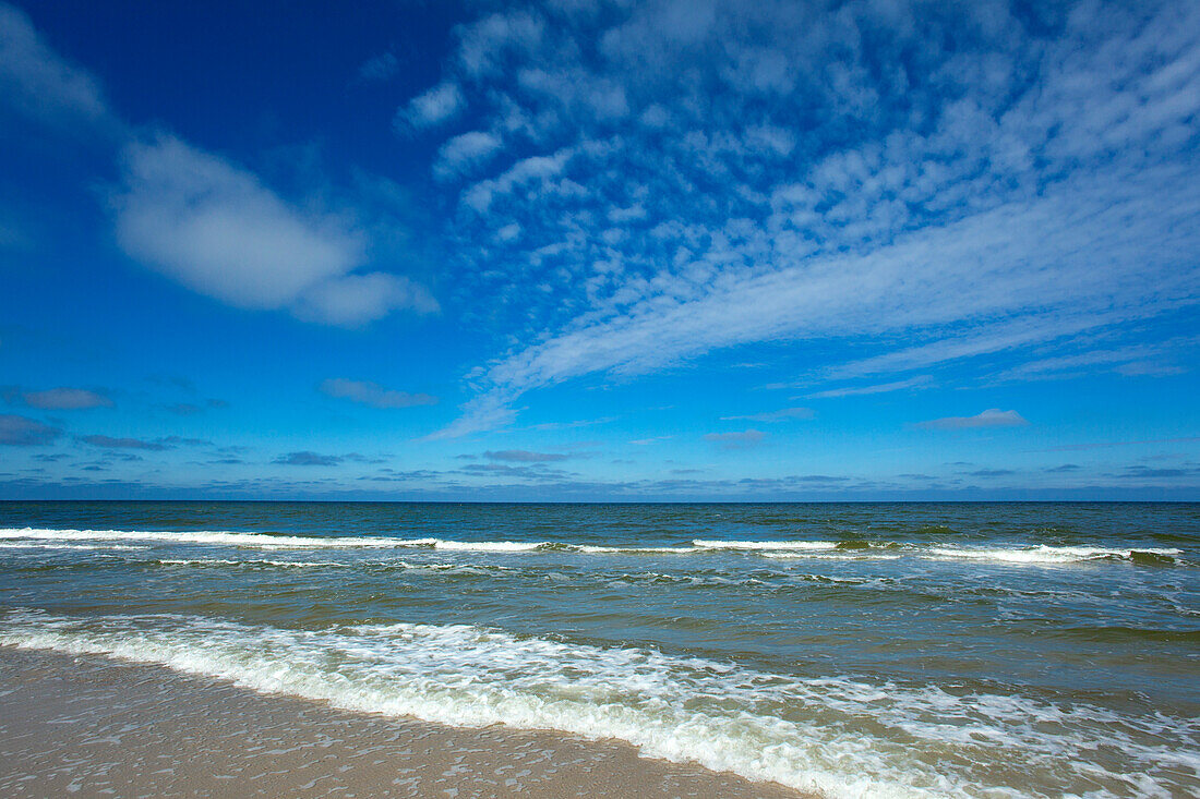 Wolken und Wellen, Strand bei Kampen, Insel Sylt, Nordsee, Nordfriesland, Schleswig-Holstein, Deutschland