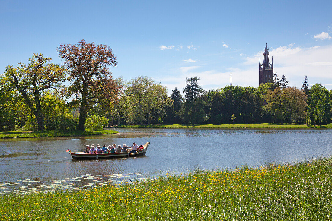 Bootsfahrt auf dem See, Blick zum Kirchturm St. Petri, Wörlitz, UNESCO Welterbe Gartenreich Dessau-Wörlitz, Sachsen-Anhalt, Deutschland