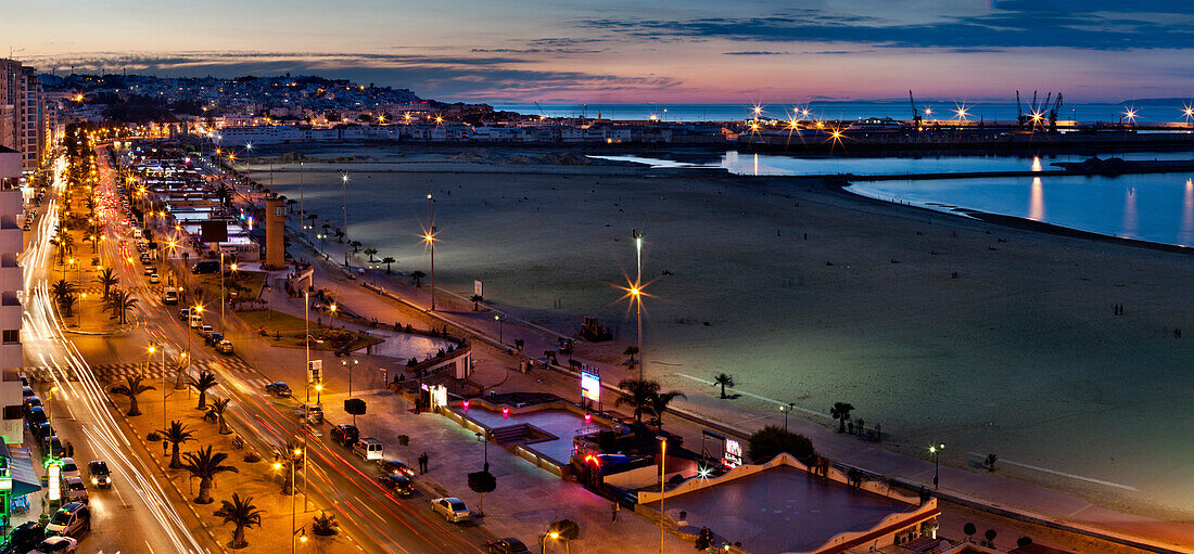 Avenue Mohamed VI und Strand im Abendlicht, Tangers, Marokko