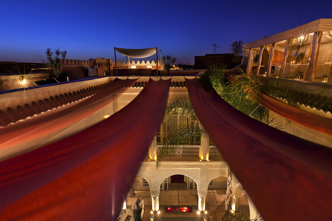 Innenhof mit freiem Himmel und Dachterrasse, Riad Anayela, Marrakesch, Marokko