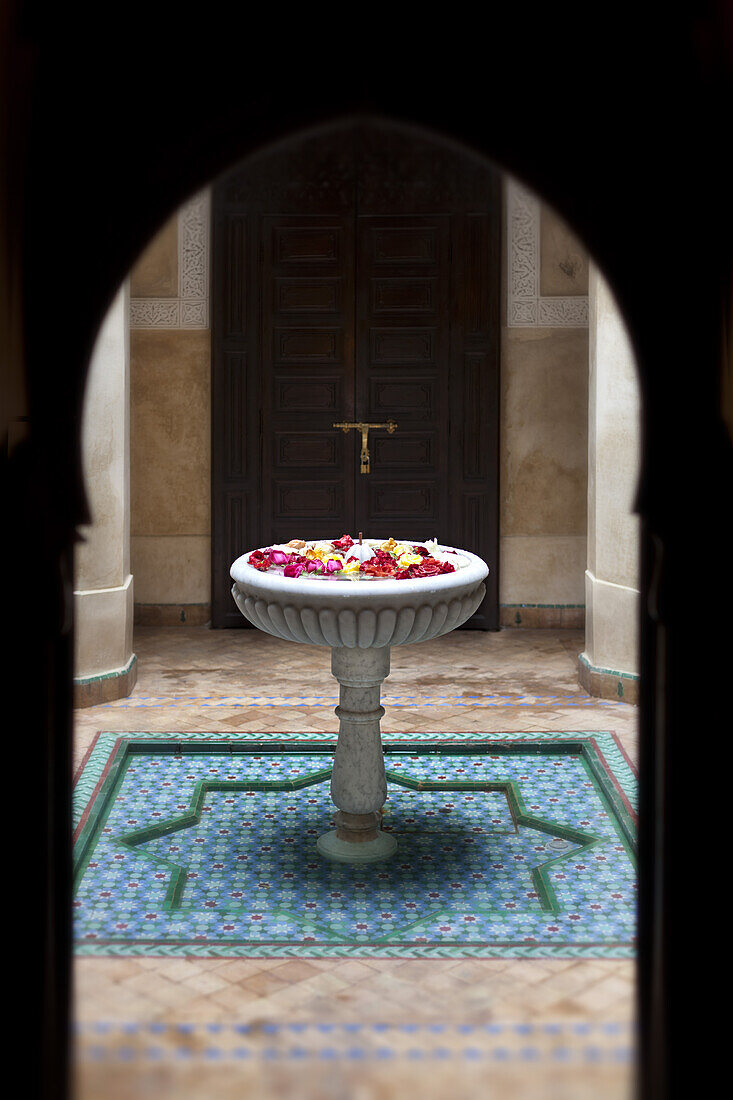 Brunnen mit Blüten, Innenhof, Dar Les Cigognes, Marrakesch, Marokko