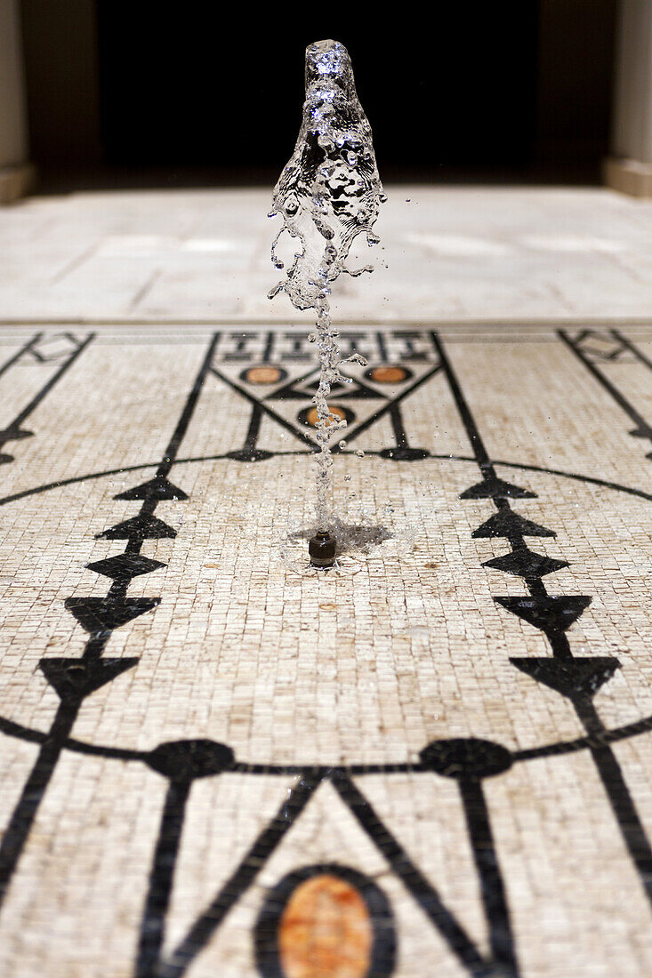 Brunnen mit Wasserstrahl, Innenhof von Riad Makassar, Marrakesch, Marokko