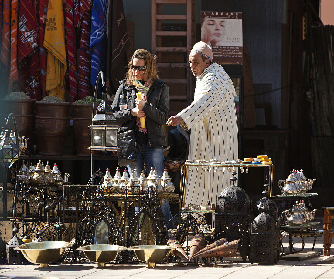 Frau beim Einkaufen, Place des Ferblantiers, Marrakesch, Marokko