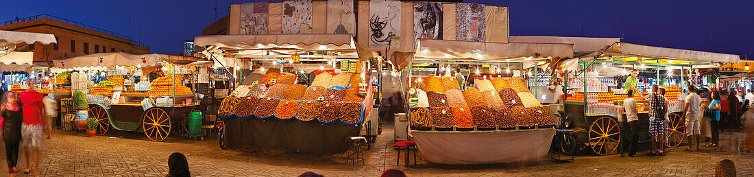 Marktstände mit Nüssen und getrochneten Früchten, Jemaa El Fna, Marrakesch, Marokko