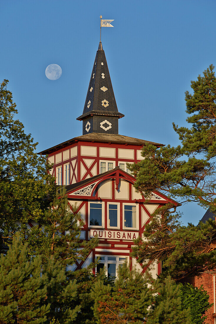 Seaside architecture along the beach promenade, Seaside resort of Binz, Island of Ruegen, Mecklenburg Western Pommerania, Germany