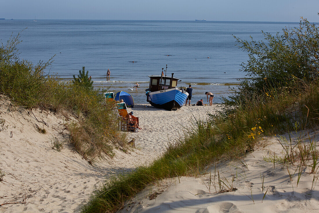 Ostseestrand mit Fischkutter, Heringsdorf, Insel Usedom, Mecklenburg-Vorpommern, Deutschland