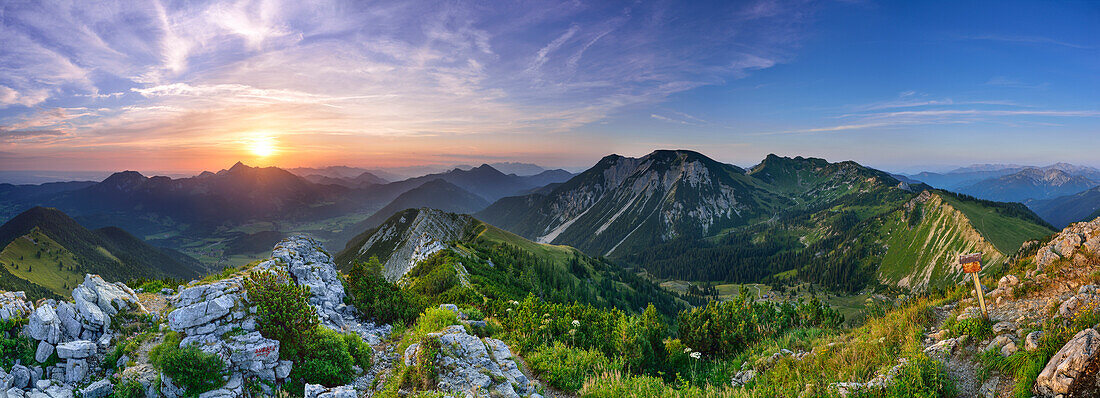 Panorama von der Aiplspitz mit Breitenstein, Wendelstein, Chiemgauer Alpen, Kaisergebirge, Hochmiesing, Rotwand, Taubenstein, Rofan und Schinder, Bayerische Voralpen, Oberbayern, Bayern, Deutschland