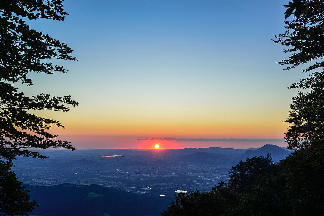 Sonnenaufgang über dem Talkessel von Salzburg, Nockstein und Gaisberg im Hintergrund, Hochstaufen, Chiemgauer Alpen, Chiemgau, Oberbayern, Bayern, Deutschland