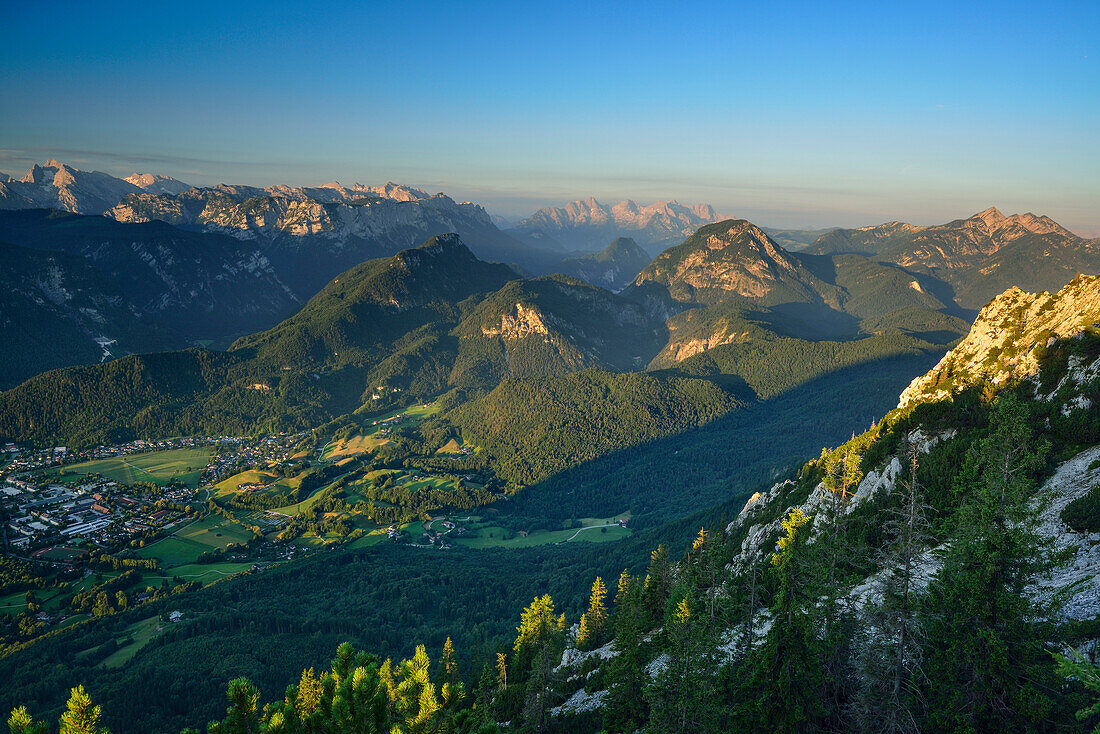 Blick vom Hochstaufen über Talkessel von Bad Reichenhall mit Hochkalter, Reiteralm, Loferer Steinberge und Sonntagshorn im Hintergrund, Chiemgauer Alpen, Chiemgau, Oberbayern, Bayern, Deutschland