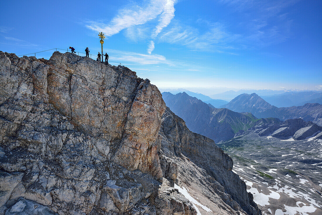 Personen stehen am Gipfel der Zugspitze, Wetterstein, Oberbayern, Bayern, Deutschland