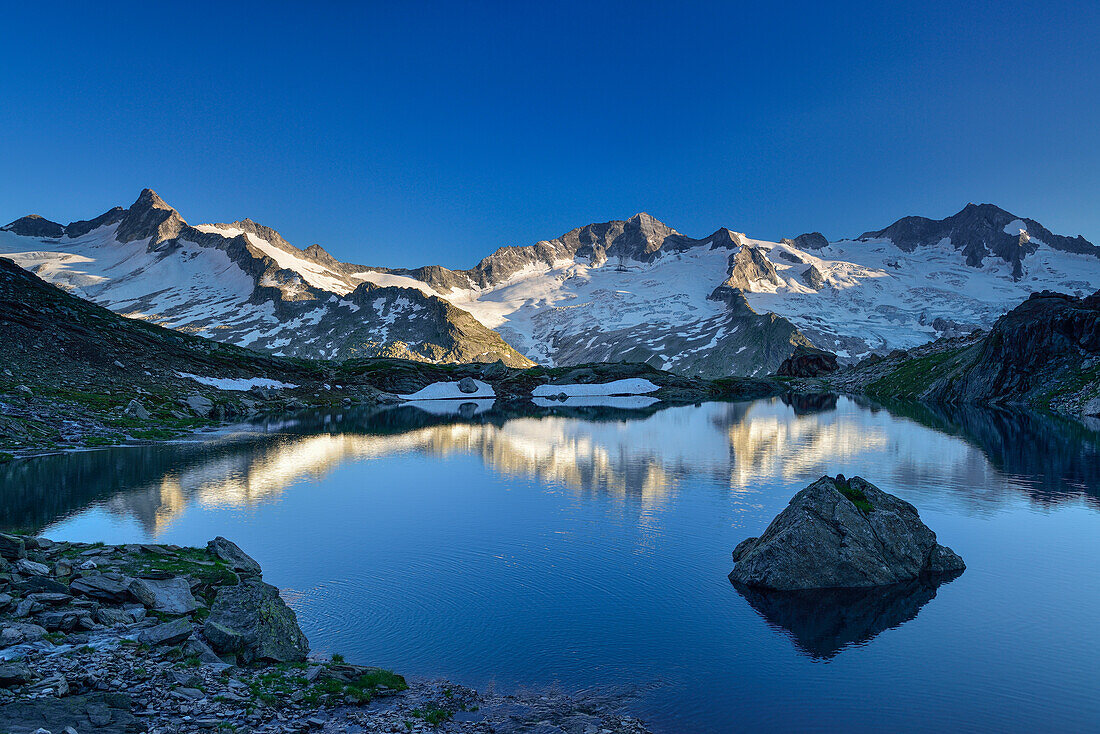 View over lake Schwarzsee to Dritte Hornspitze, Turnerkamp and Grosser Moeseler, Zillertal Alps, valley Zillertal, Tyrol, Austria