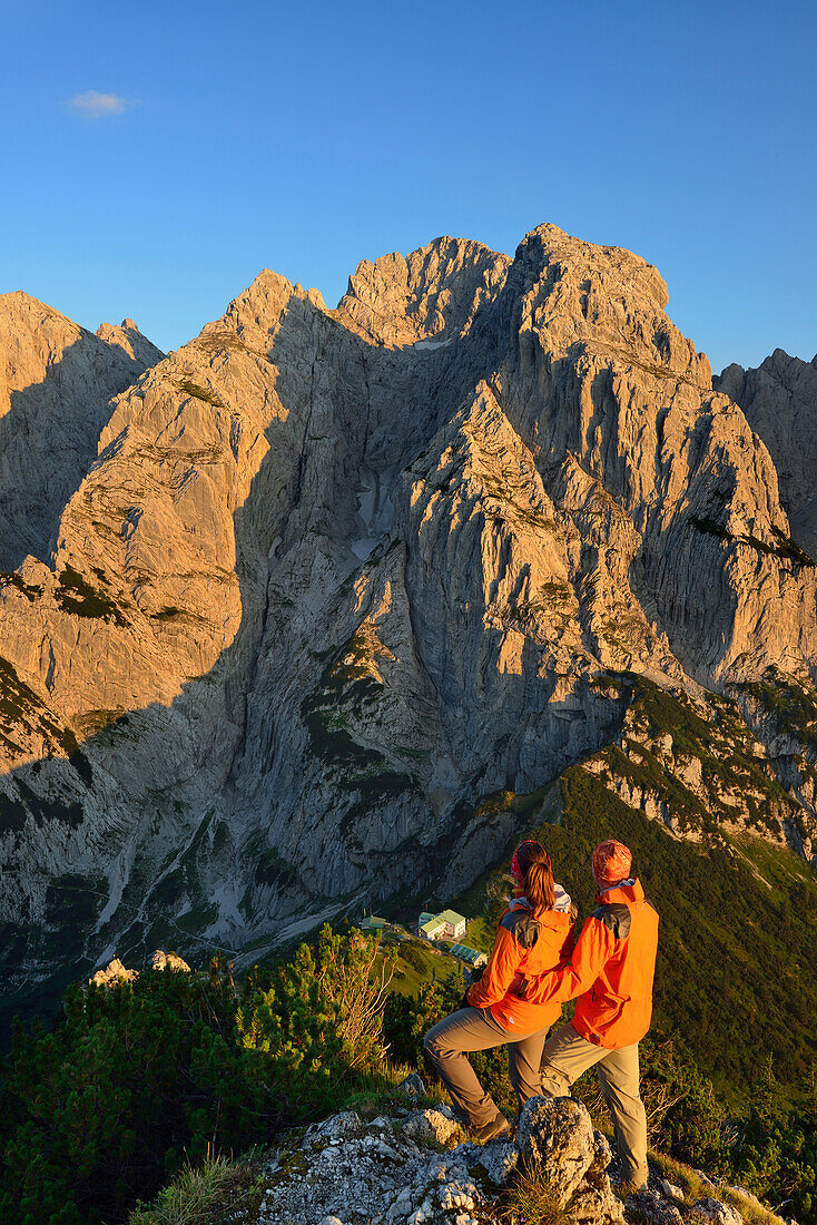 Zwei Personen genießen Blick auf Wilder Kaiser mit Fleischbank, Hintere Karlspitze und Totenkirchl vom Stripsenkopf, Zahmer Kaiser, Kaisergebirge, Tirol, Österreich