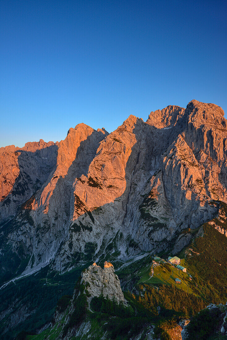 Blick vom Stripsenkopf auf Wilder Kaiser mit Ackerlspitze, Predigtstuhl, Goinger Halt, Fleischbank, Hintere Karlspitze und Totenkirchl, Zahmer Kaiser, Kaisergebirge, Tirol, Österreich