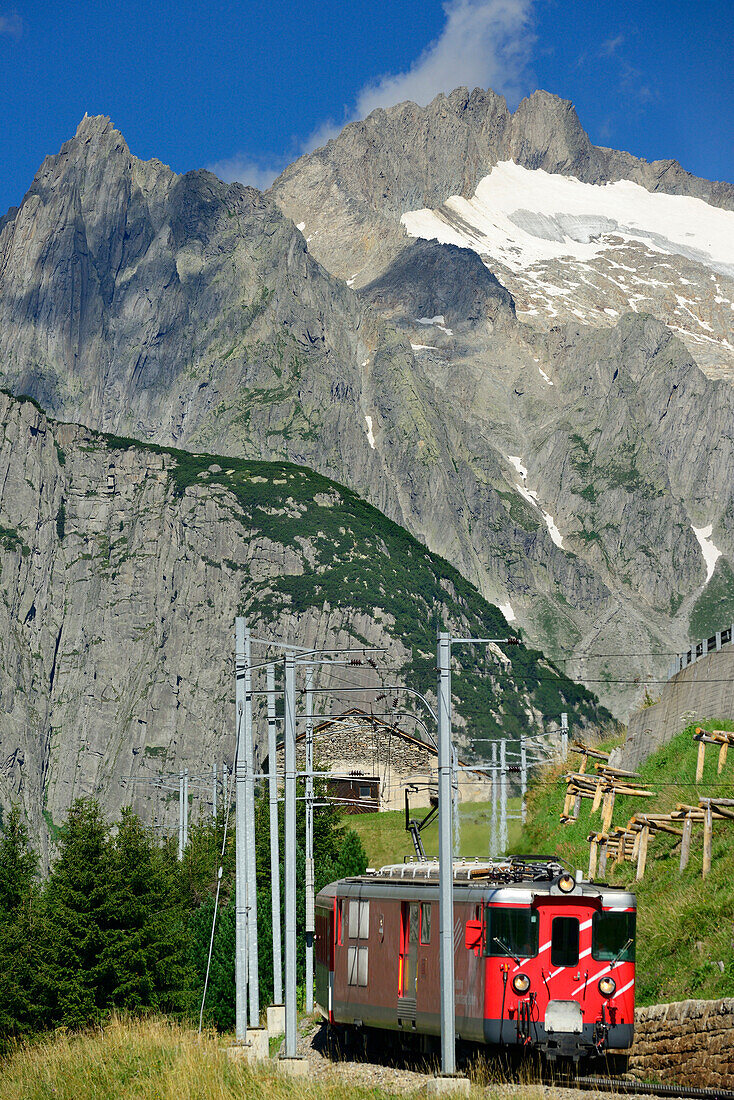 Matterhorn-Gotthard-Railway in front of Salbitschijen, Oberalp Pass, Andermatt, Canton of Uri, Switzerland