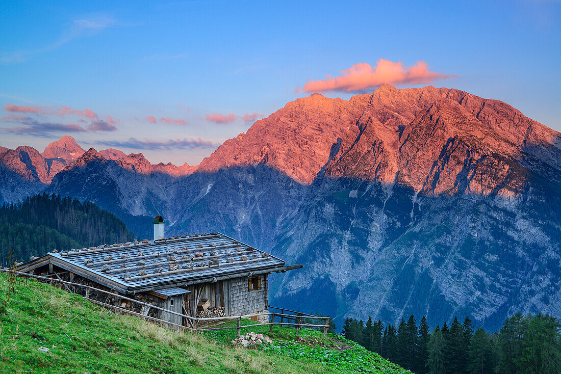 Almhütte vor Hundstod und Watzmann mit Watzmann-Ostwand, Jenner, Nationalpark Berchtesgaden, Berchtesgadener Alpen, Oberbayern, Bayern, Deutschland