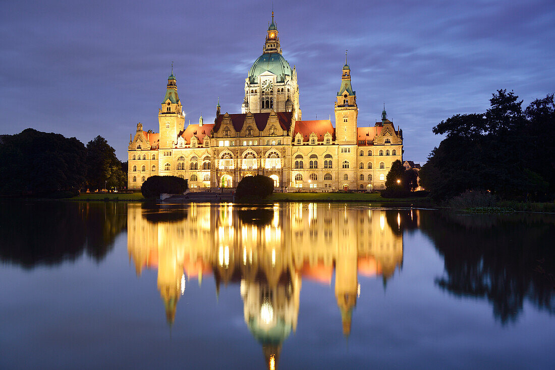 View over lake Maschsee to illuminated New Town Hall, Hanover, Lower Saxony, Germany