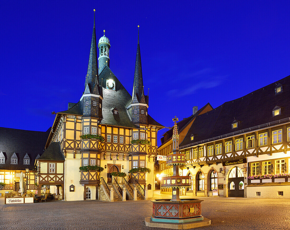 Blick über Marktplatz auf beleuchtetes Rathaus, Wernigerode, Sachsen-Anhalt, Deutschland