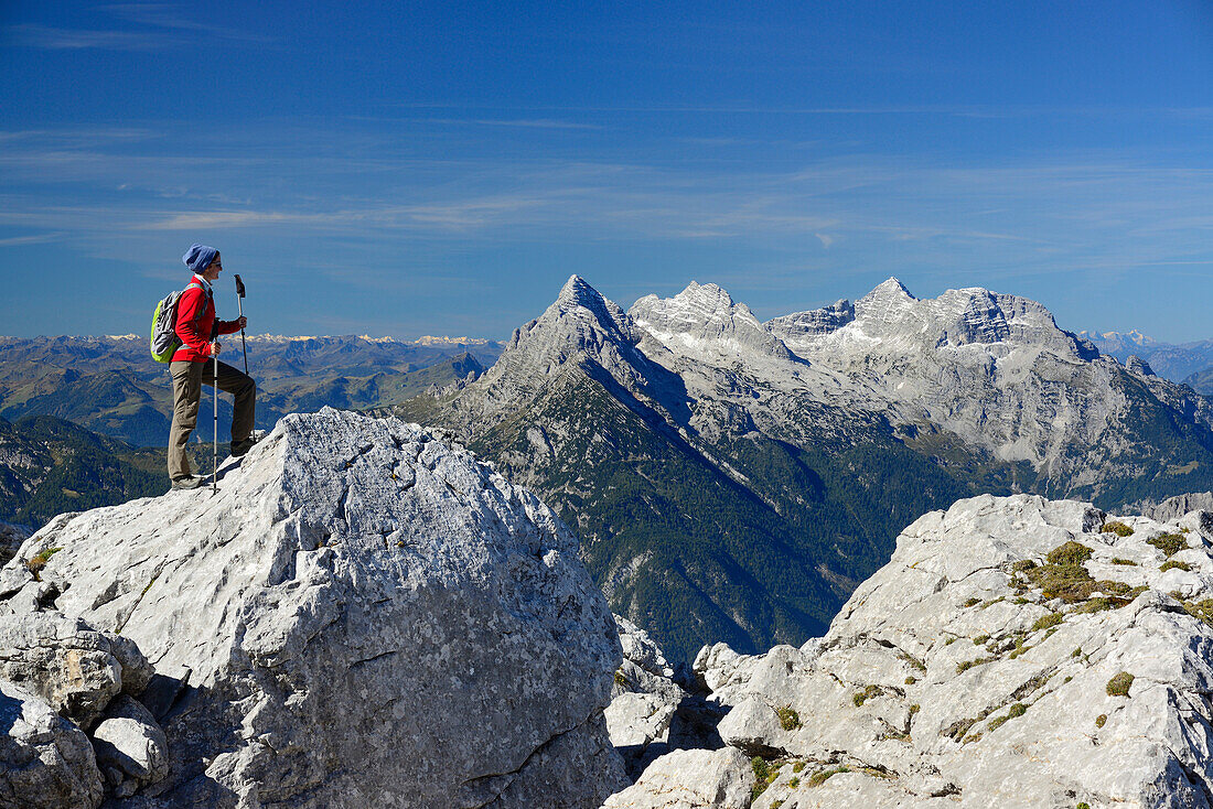 Frau genießt Aussicht auf Loferer Steinberge, Hochkalter, Nationalpark Berchtesgaden, Berchtesgadener Alpen, Oberbayern, Bayern, Deutschland