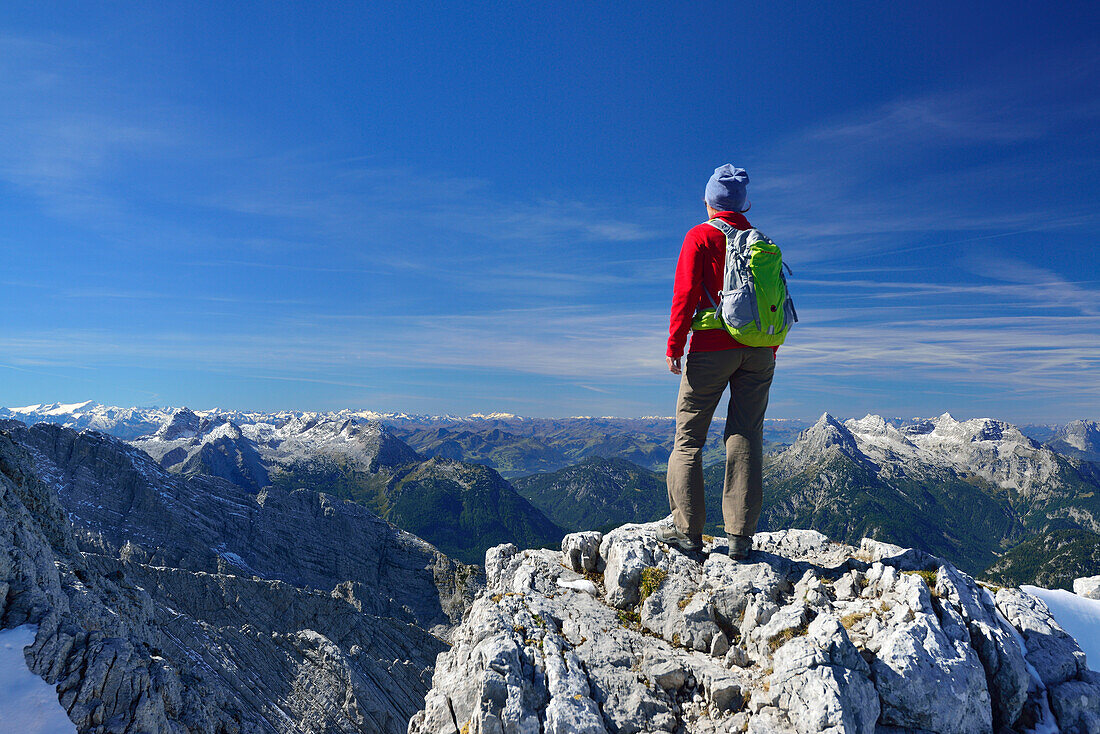 Frau genießt Ausblick vom Hochkalter auf Hohe Tauern, Leoganger Steinberge und Loferer Steinberge, Nationalpark Berchtesgaden, Berchtesgadener Alpen, Oberbayern, Bayern, Deutschland