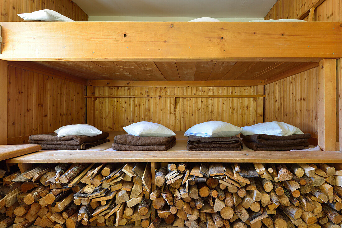 Lager und Brennholz im Winterraum einer Hütte, Berchtesgadener Alpen, Oberbayern, Bayern, Deutschland