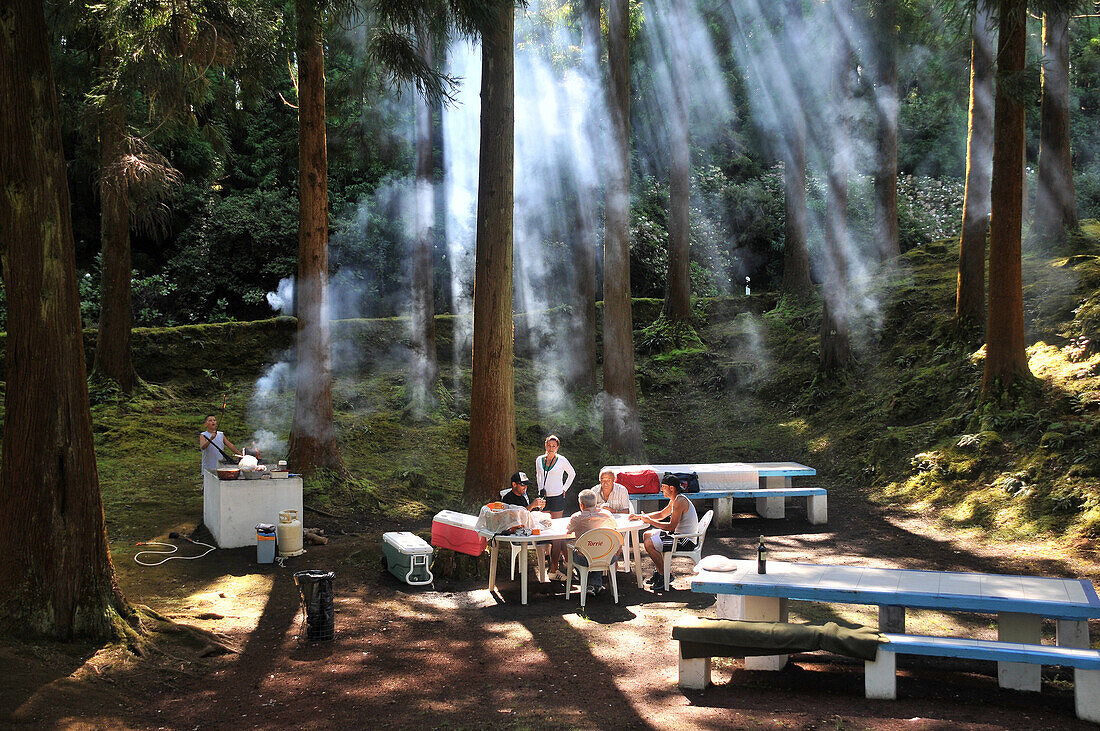 Picknick am Lagoa das Patas im Hochland, Insel Terceira, Azoren, Portugal