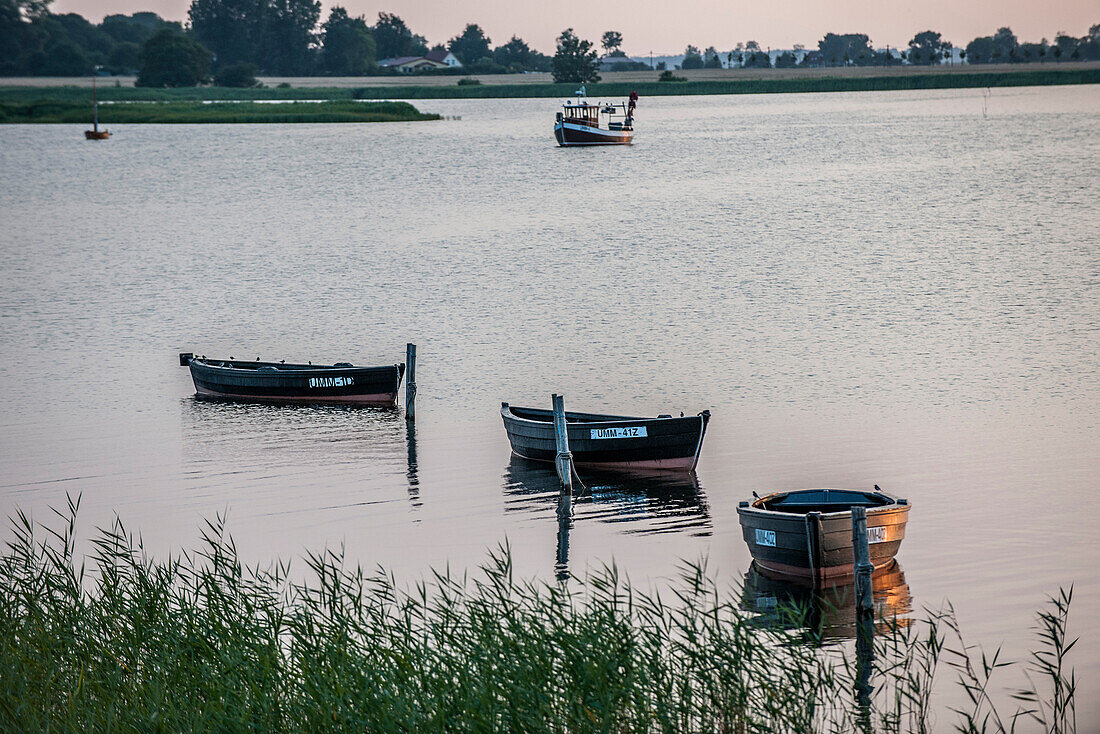 Sonnenuntergang und Fischerboote auf der Insel Ummanz, Insel Rügen, Mecklenburg-Vorpommern, Norddeutschland, Deutschland