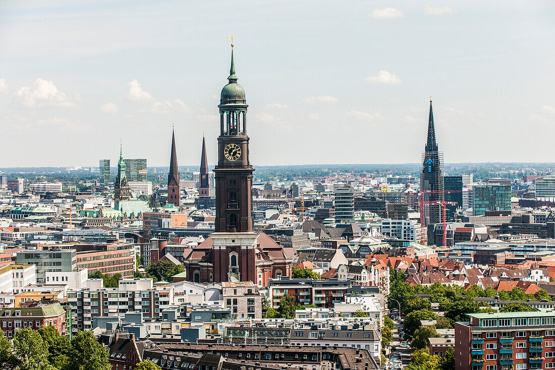 Blick auf den Hamburger Michel, St. Michaelis und andere Kirchen, Hamburg, Deutschland