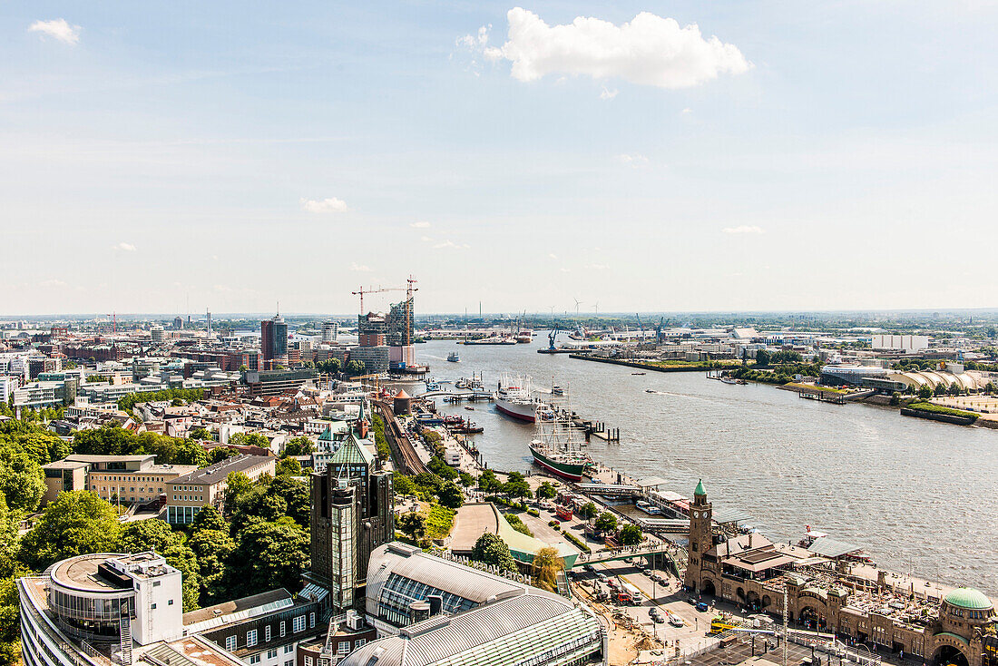 Blick auf den Hamburger Hafen mit Elbphilharmonie und Landungsbrücken, Hamburg, Deutschland