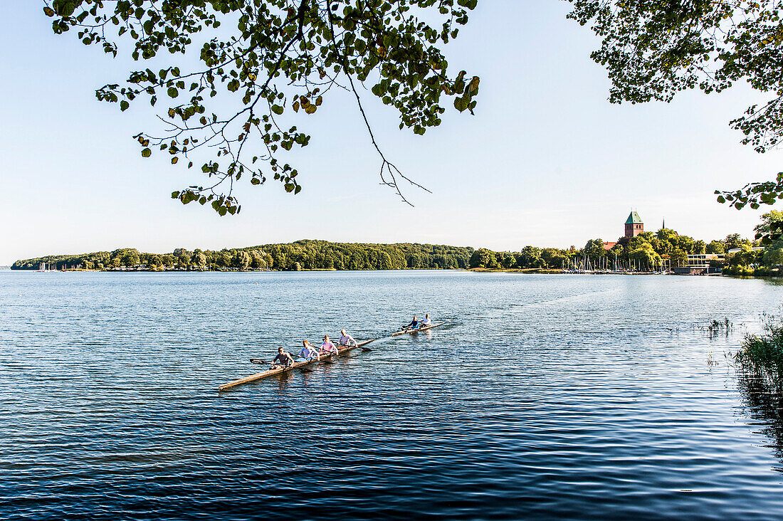 Kajakfahrer auf dem Ratzeburger See mit Ratzeburger Dom im Hintergrund, Ratzeburg, Schleswig-Holstein, Norddeutschland, Deutschland