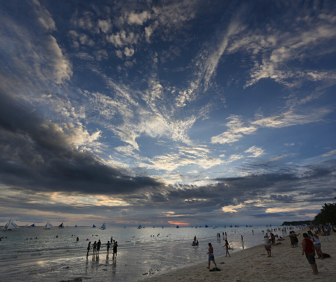 Menschen am Strand von Boracay, Sonnenuntergang, Aklan, Philippinen