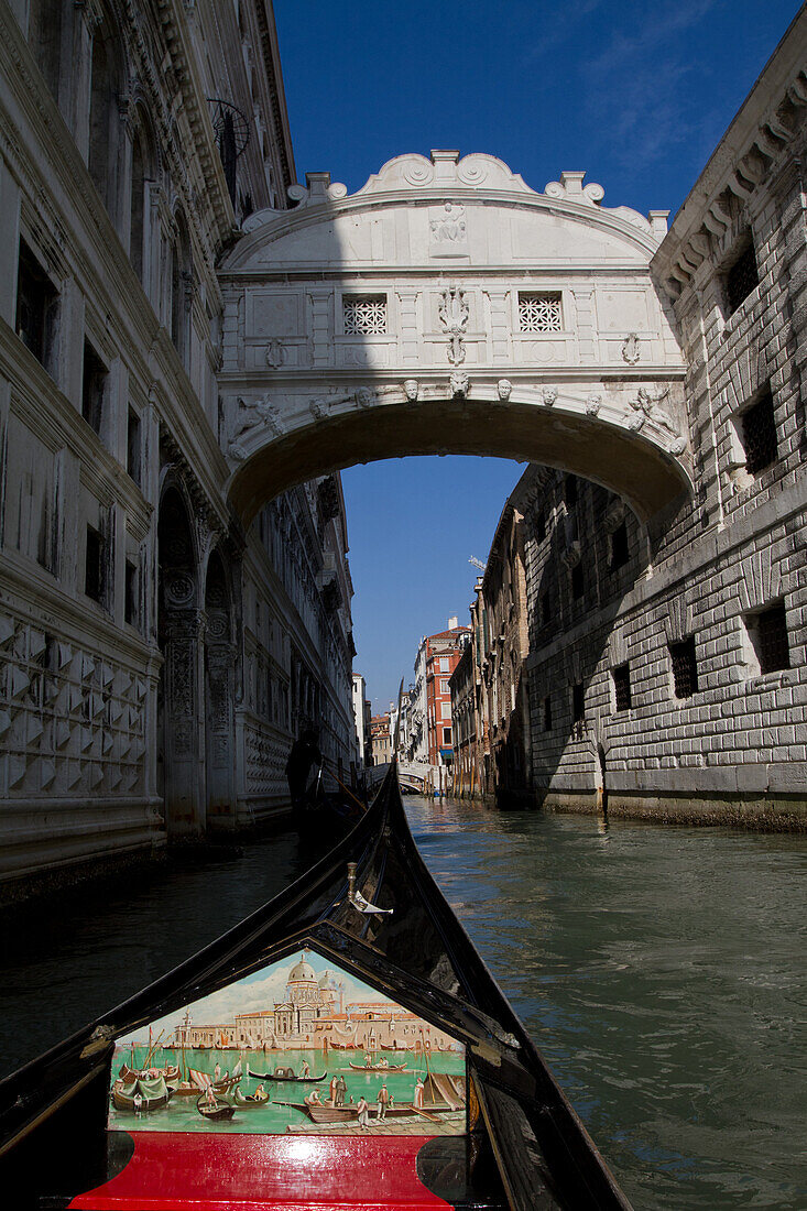 Gondola Heading Towards The Bridge Of Sighs Built In The 17Th Century To Link The Doge'S Palace To The New Prison, Venice, La Serenissima, Veneto, Italy, Europe