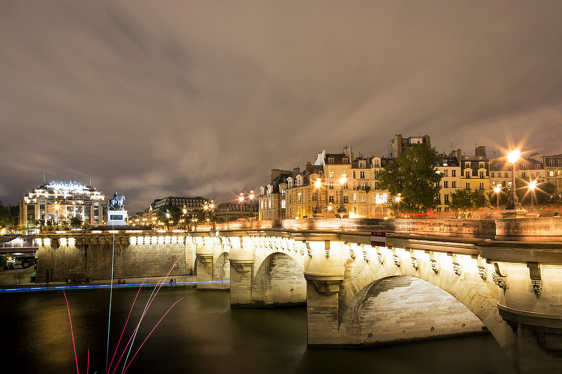 Pont Neuf bei Nacht, Île de la Cité, Paris, Frankreich, Europa, UNESCO Welterbe (Seineufer zwischen Pont de Sully und Pont d'Iéna)