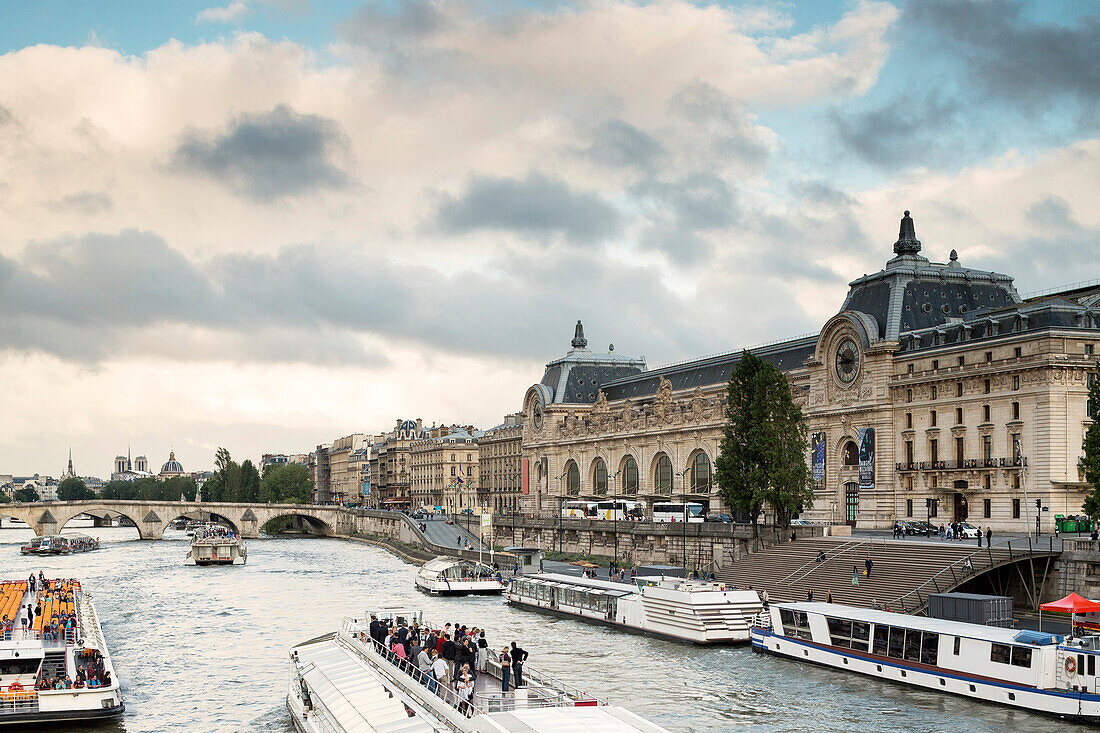 Blick von der Passerelle Léopold-Sédar-Senghor, früher bekannt als Passerelle Solférino auf die Seine und das Musée d'Orsay, Paris, Frankreich, Europa, UNESCO Welterbe (Seineufer zwischen Pont de Sully und Pont d'Iéna)