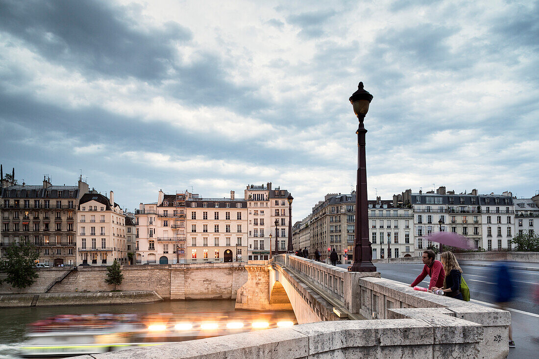 View from Pont de la Tournelle to Quai d'Orleans (le) and Quai de Bethune (ri), Ile Saint-Louis, Paris, France, Europe, UNESCO World Heritage Sites (bank of Seine between Pont de Sully und Pont d'Iena)